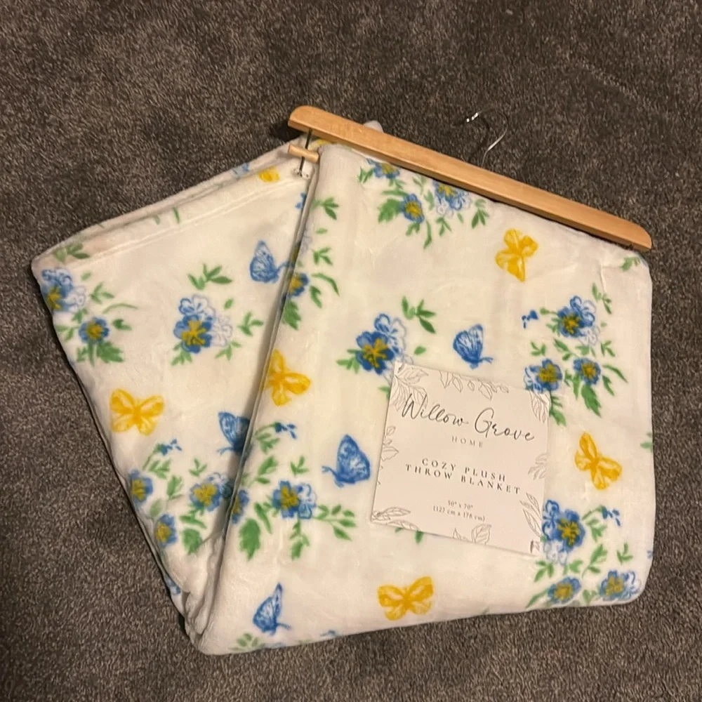 Willow Grove Cozy Plush Throw Blanket - Floral